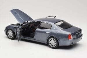 Maserati Quattroporte Blue Metallic Hot Wheels 1:18 B7003 Métal — image 5 sur 8