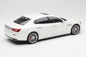 Maserati Quattroporte VI GTS Alpine Blanc AUTOart 1:18 75808 Métal — image 3 sur 8