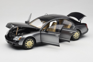 Maybach 57 SWB Caspian Black Himalayas Grey AUTOart 1:18 76151 Métal — image 2 sur 9