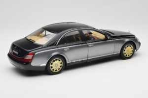 Maybach 57 SWB Caspian Black Himalayas Grey AUTOart 1:18 76151 Métal — image 3 sur 9