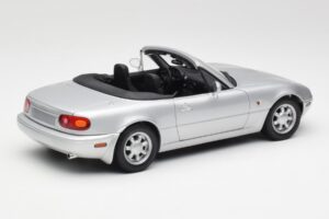 Mazda MX-5 Miata NA Highlight Argent Gate 1:18 1015 Métal — image 3 sur 8