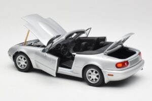 Mazda MX-5 Miata NA Highlight Argent Gate 1:18 1015 Métal — image 5 sur 8