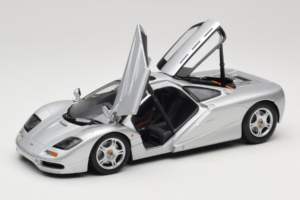 McLaren F1 Argent UT Models 1:18 530133180 Métal — image 2 sur 8