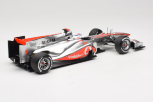 McLaren MP4-25 Mercedes #1 J. Button Vodafone McLaren Showcar F1 2010 Minichamps 1:18 530101801 Métal — image 2 sur 7