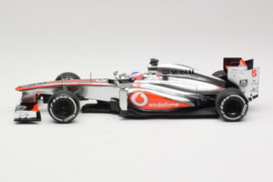 McLaren MP4-28 Mercedes #5 J. Button Vodafone McLaren F1 2013 Minichamps 1:18 530131805 Métal — image 3 sur 7