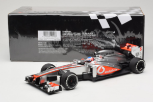 McLaren MP4-28 Mercedes #5 J. Button Vodafone McLaren F1 2013 Minichamps 1:18 530131805 Métal — image 6 sur 7