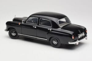 Mercedes 180 W120 Ponton Noir Revell 1:18 08973 Métal — image 7 sur 8