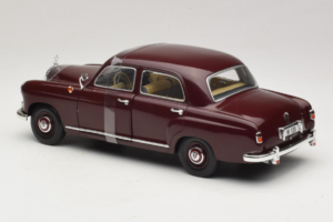 Mercedes 180 Ponton Rouge Foncé Revell 1:18 08876 Métal — image 5 sur 6