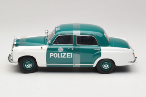 Mercedes 180 Ponton Polizei Revell 1:18 8863 Métal — image 3 sur 6