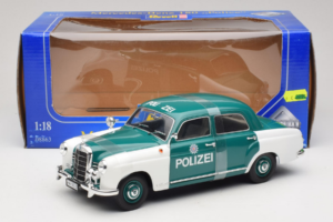 Mercedes 180 Ponton Polizei Revell 1:18 8863 Métal — image 6 sur 6