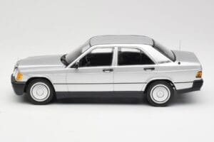 Mercedes 190E W201 Argent Minichamps 1:18 155037004 Métal — image 3 sur 6