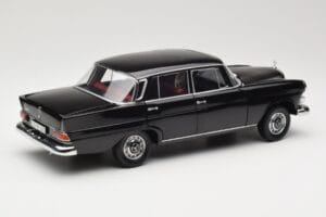 Mercedes 200 W110 Noir Norev 1:18 183574 Métal — image 3 sur 8