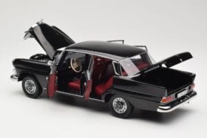 Mercedes 200 W110 Noir Norev 1:18 183574 Métal — image 5 sur 8