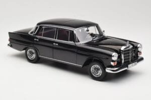 Mercedes 200 W110 Noir Norev 1:18 183574 Métal — image 6 sur 8