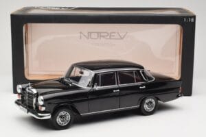 Mercedes 200 W110 Noir Norev 1:18 183574 Métal — image 8 sur 8