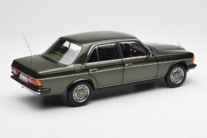 Mercedes 200 W123 Cypress Vert Métallique Édition Concessionnaire Norev 1:18 B66040654 Métal — image 3 sur 8