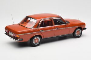 Mercedes 200 W123 English Rouge Édition Concessionnaire Norev 1:18 B66040653 Métal — image 3 sur 8