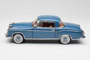 Mercedes 220 SE W128 Bleu Sun Star 1:18 3561 Métal — image 4 sur 8