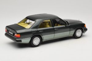Mercedes 230E W124 Night Green Metallic Norev 1:18 183952 Métal — image 3 sur 8