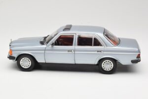 Mercedes 230E W123 Argent & Bleu Clair Revell 1:18 08407 Métal — image 4 sur 8
