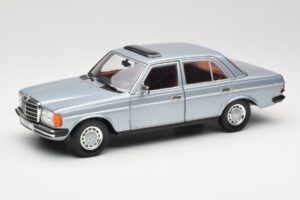Mercedes 230E W123 Argent & Bleu Clair Revell 1:18 08407 Métal