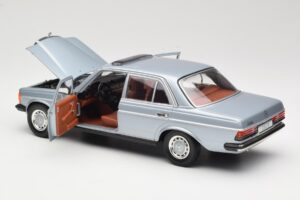 Mercedes 230E W123 Argent & Bleu Clair Revell 1:18 08407 Métal — image 5 sur 8