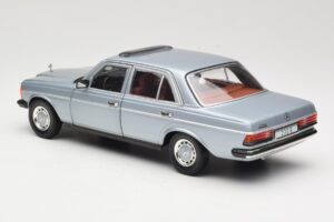 Mercedes 230E W123 Argent & Bleu Clair Revell 1:18 08407 Métal — image 7 sur 8