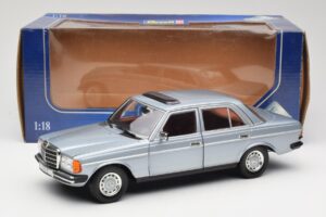 Mercedes 230E W123 Argent & Bleu Clair Revell 1:18 08407 Métal — image 8 sur 8