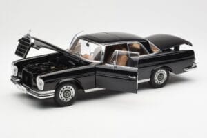 Mercedes 280 SE W111 Coupe Noir AUTOart 1:18 76286 Métal — image 2 sur 8