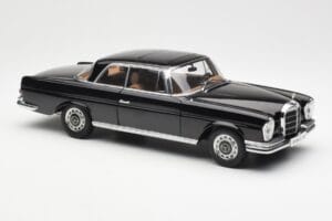 Mercedes 280 SE W111 Coupe Noir AUTOart 1:18 76286 Métal — image 6 sur 8