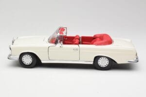 Mercedes 280SE W108 Ivory Blanc Maisto 1:18 50223 Métal — image 4 sur 8
