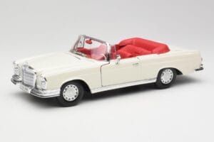 Mercedes 280SE W108 Ivory Blanc Maisto 1:18 50223 Métal