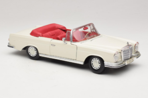 Mercedes 280 SE W108 Blanc Maisto 1:18 52111 Métal — image 6 sur 8