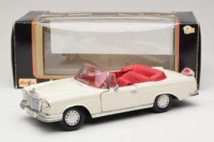 Mercedes 280 SE W108 Blanc Maisto 1:18 52111 Métal — image 8 sur 8