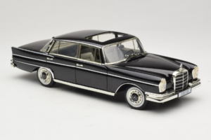 Mercedes 300 SE W112 Black Metallic Revell 1:18 08910 Métal — image 6 sur 8