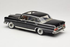 Mercedes 300 SE W112 Black Metallic Revell 1:18 08910 Métal — image 7 sur 8