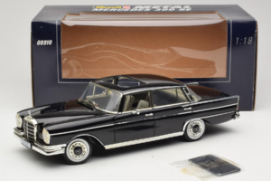 Mercedes 300 SE W112 Black Metallic Revell 1:18 08910 Métal — image 8 sur 8
