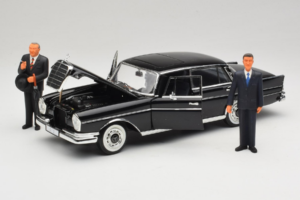 Mercedes 300 SE Noir avec Figurines Revell 1:18 9050 Métal — image 2 sur 9