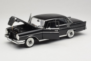 Mercedes 300 SE Noir avec Figurines Revell 1:18 9050 Métal — image 3 sur 9