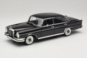 Mercedes 300 SE Noir avec Figurines Revell 1:18 9050 Métal