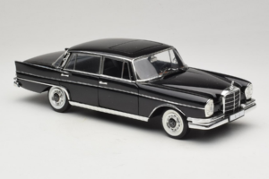Mercedes 300 SE Noir avec Figurines Revell 1:18 9050 Métal — image 7 sur 9