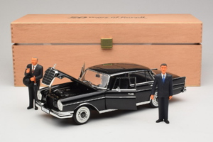 Mercedes 300 SE Noir avec Figurines Revell 1:18 9050 Métal — image 9 sur 9