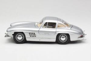 Mercedes 300 SL Argent Bburago 1:18 3013 Métal — image 4 sur 8