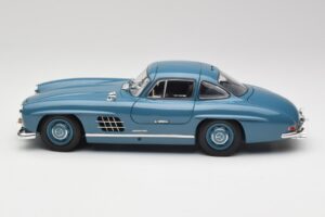 Mercedes 300 SL W198 Bleu Clair Minichamps 1:18 180039007 Métal — image 4 sur 8