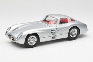 Mercedes 300 SLR Uhlenhaut Coupé Argent Maisto 1:18 536898 Métal