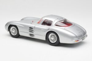 Mercedes 300 SLR Uhlenhaut Coupé Argent Maisto 1:18 536898 Métal — image 7 sur 8