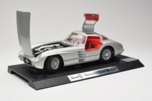 Mercedes 300 SLR Argent Revell 1:12 08851 Métal — image 2 sur 8
