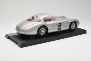 Mercedes 300 SLR Argent Revell 1:12 08851 Métal — image 3 sur 8