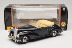 Mercedes 300S Noir Maisto 1:18 52116-P1 Métal — image 8 sur 8