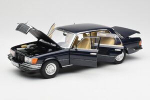 Mercedes 450 SEL 6.9 W116 Bleu Foncé Revell 1:18 8956 Métal — image 2 sur 8